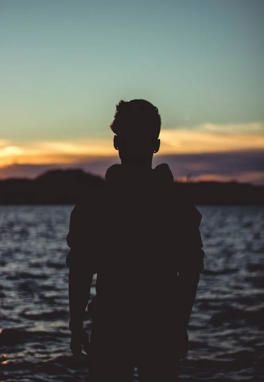 joven mirando al lago