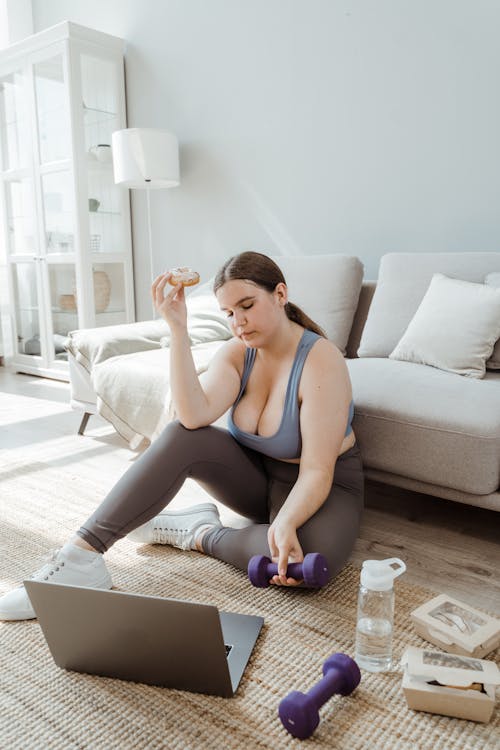 mujer obesa comiendo dona