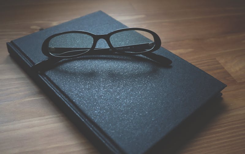 anteojo sobre cuaderno