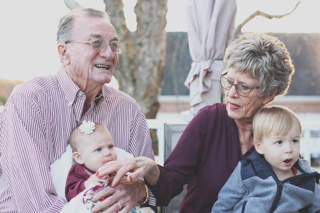 abuelos con sus nietos