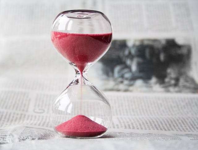 reloj de arena rojo