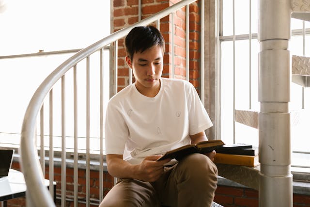 un joven asiatico leyendo