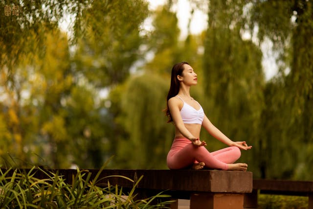 chica haciendo yoga