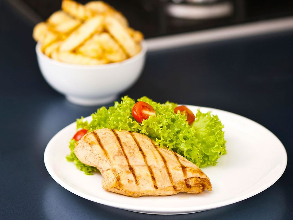 pollo con ensalada