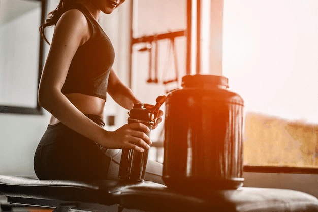 mujer tomando proteina
