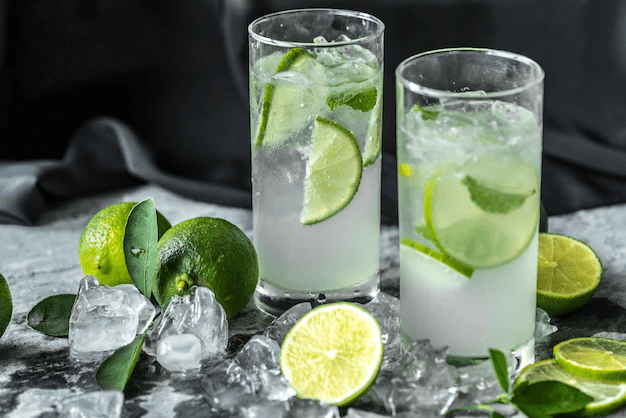 limonada con rodajas de limon