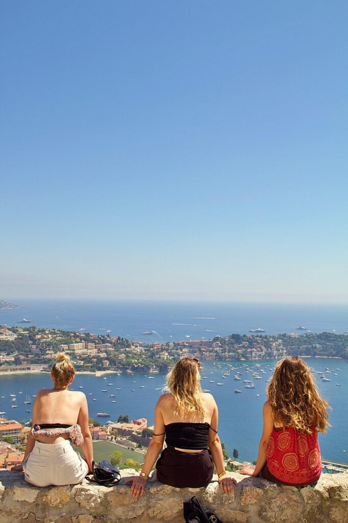 amigas viendo la playa